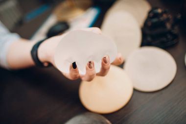 Silikon implantlar tutan kadın