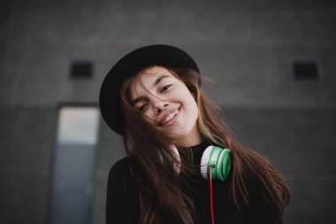 Genç gülümseyen güzel kadın kız portre kulaklıklar ile