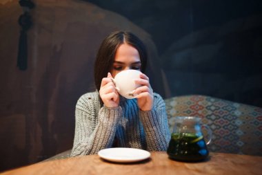 Grip soğuk veya anti belirti. Hapşırma doku, alerji, soğuk algınlığı ateş ile hasta genç kadın.