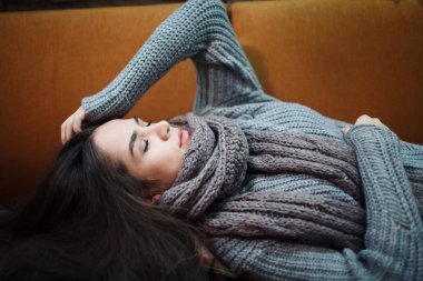 Grip soğuk veya anti belirti. Doku, alerji, soğuk algınlığı yatakta eşarp ile döşeme hapşırma ateşi olan hasta kadın.