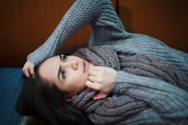 Grip soğuk veya anti belirti. Doku, alerji, soğuk algınlığı yatakta eşarp ile döşeme hapşırma ateşi olan hasta kadın.