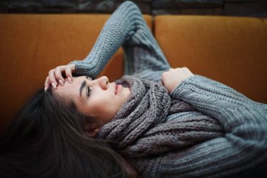 Grip soğuk veya anti belirti. Doku, alerji, soğuk algınlığı yatakta eşarp ile döşeme hapşırma ateşi olan hasta kadın.