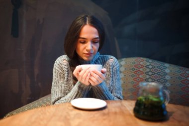 Grip soğuk veya anti belirti. Hapşırma doku, alerji, soğuk algınlığı ateş ile hasta genç kadın. Anti-soğuk içecek,