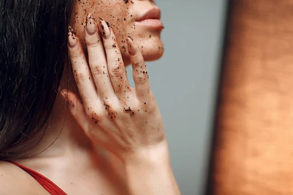 Koffie Scrub Het Gezicht Van Vrouw — Stockfoto