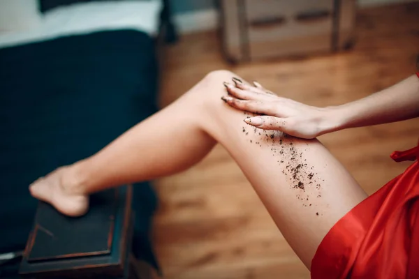 Frau Benutzt Peeling Für Beine — Stockfoto