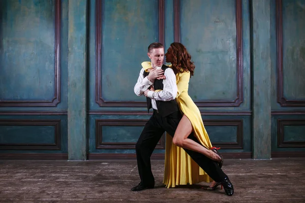 Genç Güzel Kadın Sarı Elbise Adam Dans Tango — Stok fotoğraf