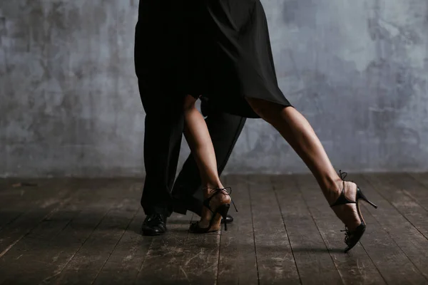 Mladá Hezká Žena Černých Šatech Muž Tanec Tango — Stock fotografie