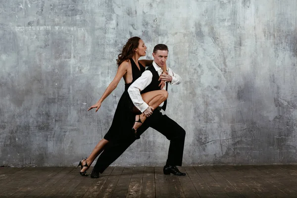 Jonge Mooie Vrouw Zwarte Jurk Man Dance Tango — Stockfoto