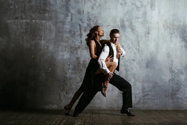 Mladá Hezká Žena Černých Šatech Muž Tanec Tango — Stock fotografie