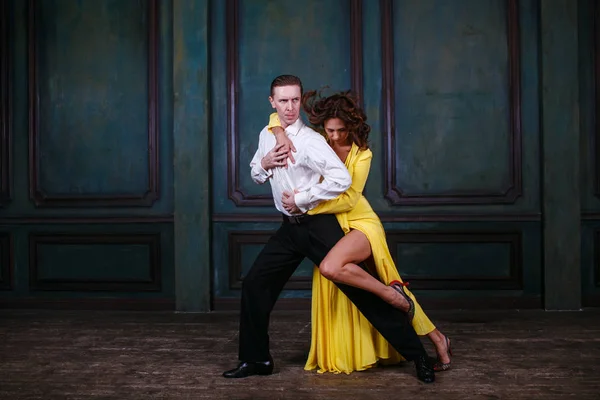 Young Pretty Woman Yellow Dress Man Dance Tango — Stock Photo, Image