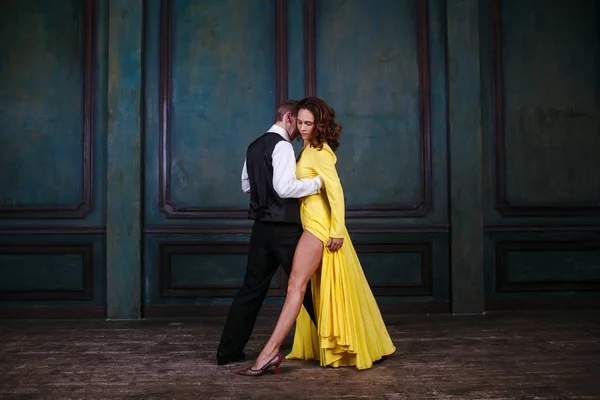 Giovane Bella Donna Abito Giallo Valzer Uomo Danza — Foto Stock