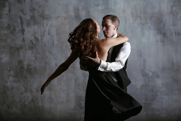 Ung Vacker Kvinna Svart Klänning Och Mannen Dans Tango — Stockfoto