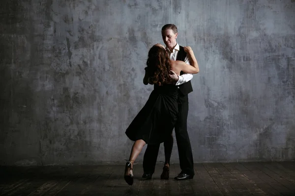 Молодая Красивая Женщина Черном Платье Мужской Танец — стоковое фото