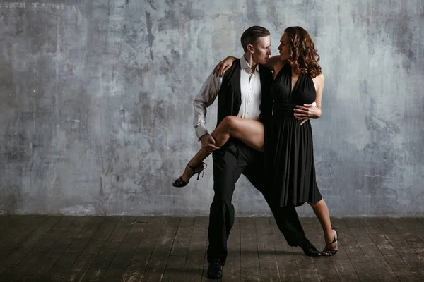 Jovem Mulher Bonita Vestido Preto Homem Dança Tango — Fotografia de Stock