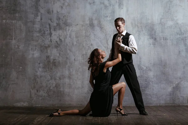 Jonge Mooie Vrouw Zwarte Jurk Man Dance Tango — Stockfoto