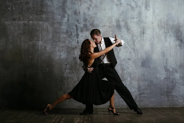 Junge Hübsche Frau Schwarzem Kleid Und Mann Tanzen Tango — Stockfoto