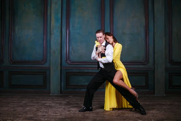 Genç Güzel Kadın Sarı Elbise Adam Dans Tango — Stok fotoğraf