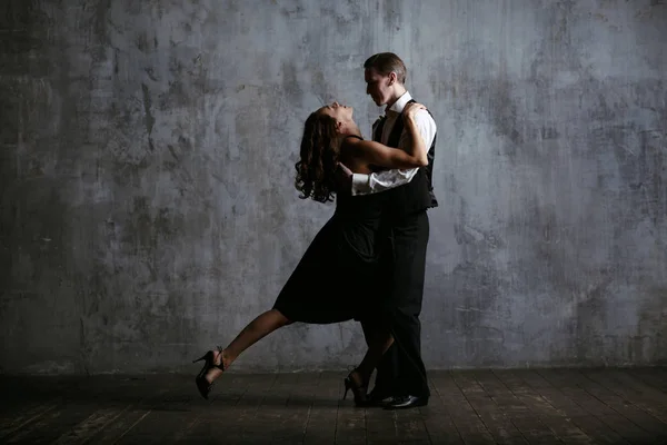 黑色礼服和男子舞蹈年轻漂亮的女人 — 图库照片