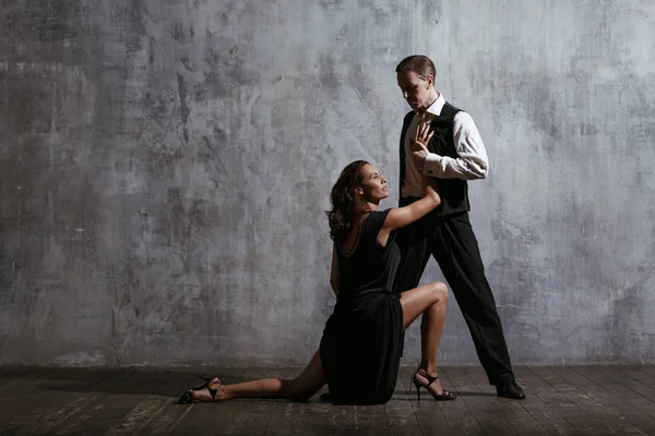 Ung Vacker Kvinna Svart Klänning Och Mannen Dans Tango — Stockfoto