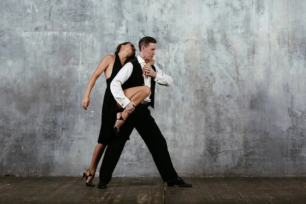 Joven Bonita Mujer Vestido Negro Hombre Baile Tango —  Fotos de Stock