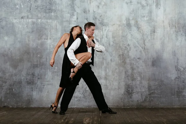 Jonge Mooie Vrouw Zwarte Jurk Man Dance Tango — Stockfoto