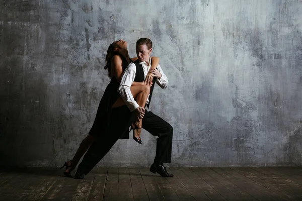 Jonge Mooie Vrouw Zwarte Jurk Man Dance Tango — Stockfoto