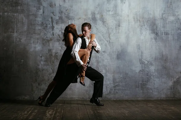 Jovem Mulher Bonita Vestido Preto Homem Dança Tango — Fotografia de Stock