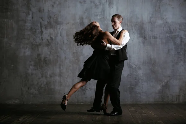 Mladá Hezká Žena Černých Šatech Muž Tanec Tango — Stock fotografie