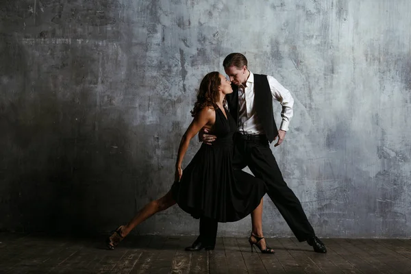 Jonge Mooie Vrouw Zwarte Jurk Man Dance Tango — Stockfoto