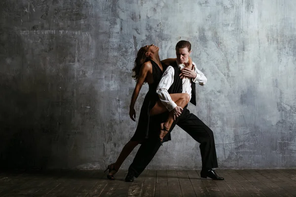 Ung Vacker Kvinna Svart Klänning Och Mannen Dans Tango — Stockfoto