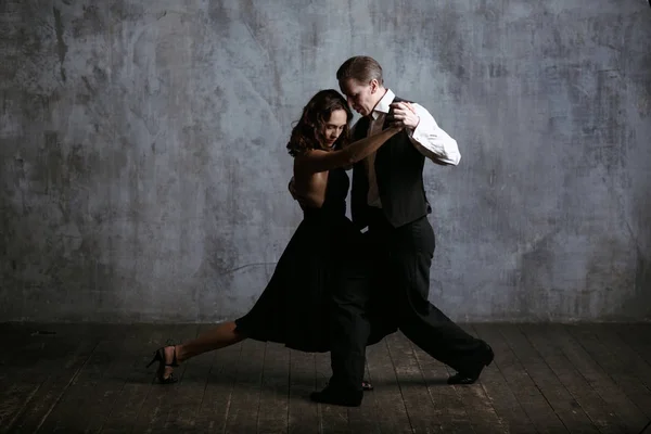 Junge Hübsche Frau Schwarzem Kleid Und Mann Tanzen Tango — Stockfoto