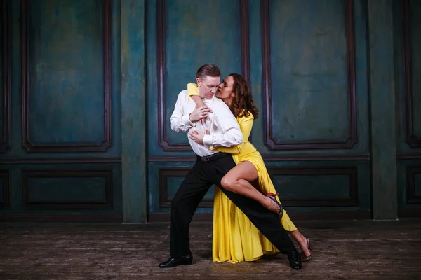 Mladá Hezká Žena Žluté Šaty Člověka Tanec Tango — Stock fotografie