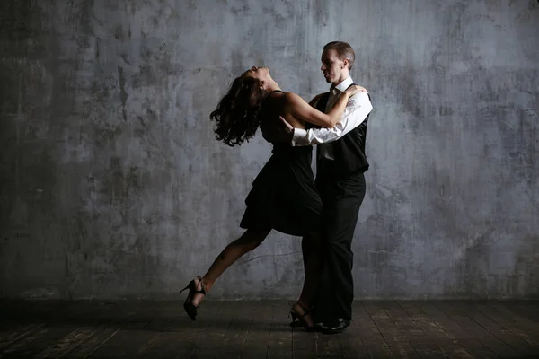 Ung Vacker Kvinna Svart Klänning Och Mannen Dans Tango — Stockfoto