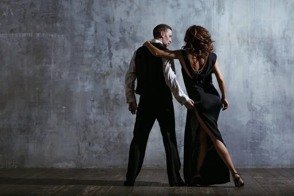 Jonge Mooie Vrouw Zwarte Jurk Man Dance Tango — Stockfoto