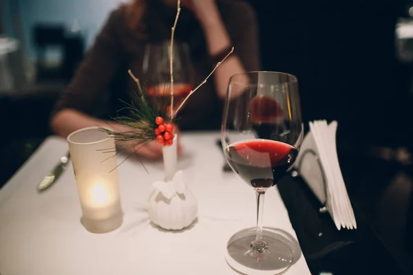 Copo Vinho Tinto Uma Mesa Com Uma Toalha Mesa Branca — Fotografia de Stock