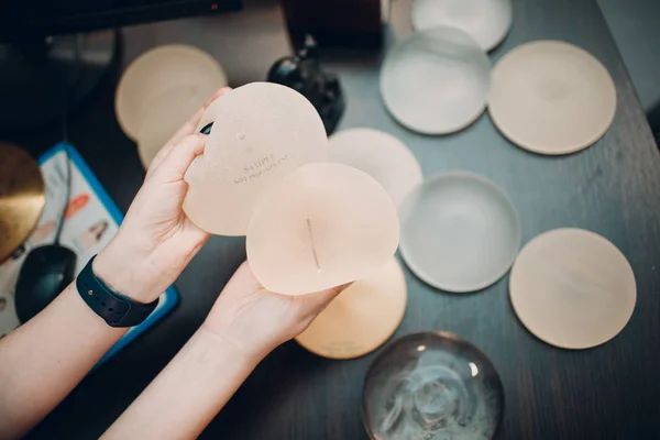 Silikon implantlar tutan kadın