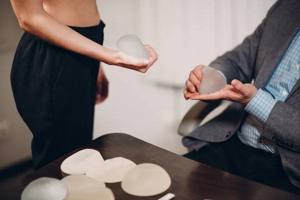 Homem Preparando Implantes Silicone Para Cliente — Fotografia de Stock