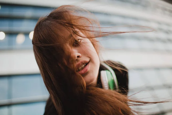 Gadis Cantik Tersenyum Muda Potret Dengan Headphone — Stok Foto