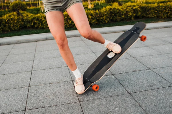 Młoda Kobieta Sportowa Jazda Longboard Parku — Zdjęcie stockowe