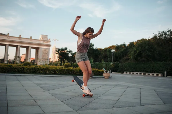 Sportliche Junge Frau Reitet Auf Dem Longboard Park — Stockfoto