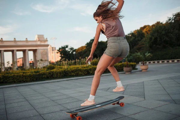 Sportliche Junge Frau Reitet Auf Dem Longboard Park — Stockfoto