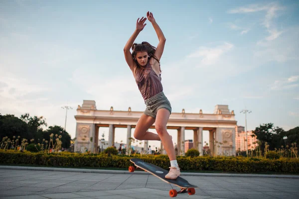 Young Sporty Woman Riding Longboard Park — Stock Photo, Image