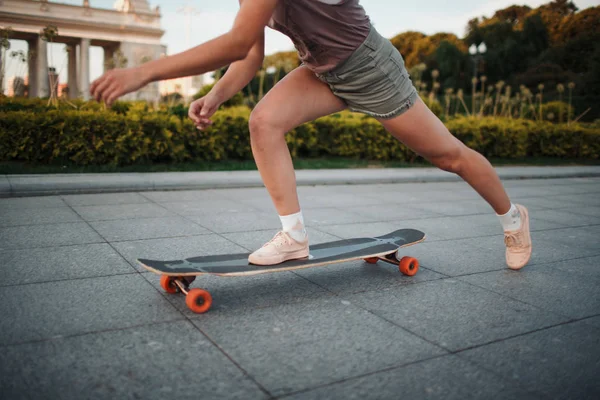 Young Sporty Woman Riding Longboard Park — Stock Photo, Image