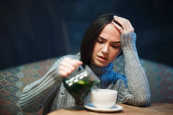 Grippale Erkältung Oder Allergiesymptom Kranke Junge Frau Mit Fieber Niesen — Stockfoto