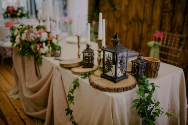 düğün yemeği için dekore edilmiş restoran alanı 