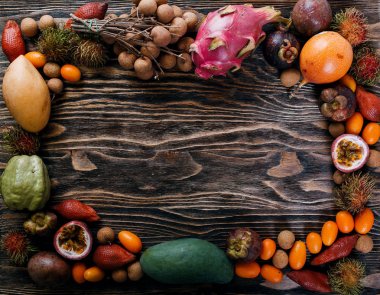 Çerçeve ahşap masa üzerinde egzotik tropik Tay meyve. 