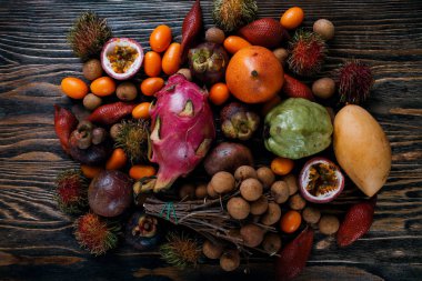 Çerçeve ahşap masa üzerinde egzotik tropik Tay meyve. 