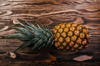 Ahşap masa üzerinde olgunlaşmış taze ananas