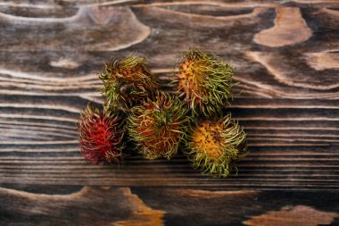 Ahşap masa taze rambutan meyve