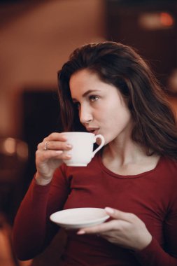 Kafede genç gülümseyen kadın